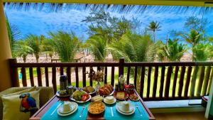 una bandeja de comida en una mesa en un balcón en Vg Sun Cumbuco by Diego Flats, en Cumbuco