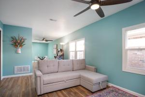 un salon avec un canapé et un ventilateur de plafond dans l'établissement Buckeye Lake Cottage, à Hebron 9 autres photos