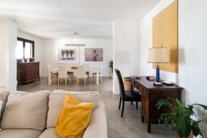 ノートにあるVilla Maraのリビングルーム(ソファ、デスク付)、ダイニングルームが備わります。