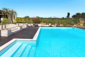 ノートにあるVilla Maraの大きな青いスイミングプール(ウッドデッキ付) +38枚の写真