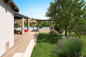 ノートにあるVilla Maraの裏庭(スイミングプール、庭園付)
