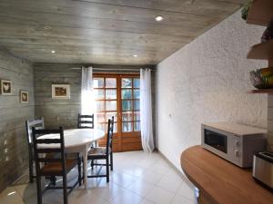 ムジェーヴにあるAppartement Megève, 3 pièces, 4 personnes - FR-1-453-78のダイニングルーム(テーブル、電子レンジ付)