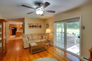Fotografie z fotogalerie ubytování Pittsfield Home with Deck - 12 Mi to Jiminy Peak! v destinaci Pittsfield