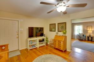 Fotografie z fotogalerie ubytování Pittsfield Home with Deck - 12 Mi to Jiminy Peak! v destinaci Pittsfield + 29 fotografií