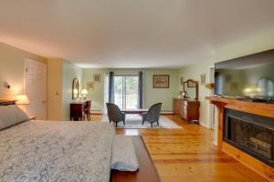 1 dormitorio con 1 cama y chimenea en Pittsfield Home with Deck - 12 Mi to Jiminy Peak! en Pittsfield