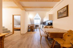 uma sala de jantar e cozinha com mesa e cadeiras em Schlögler`s Apartmenthaus em Neustift im Stubaital