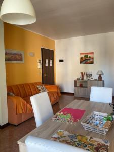 salon ze stołem i kanapą w obiekcie CASA FEDERICA 2 w mieście Marghera