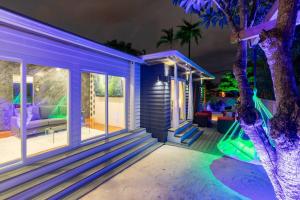 une maison avec un palmier dans la cour avant dans l'établissement Blue Ocean Vacation Home 1, à Fort Lauderdale