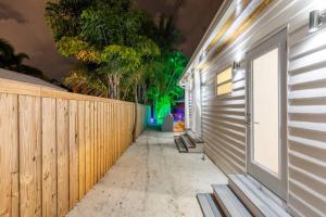 un couloir d'une maison avec une clôture et des arbres dans l'établissement Blue Ocean Vacation Home 1, à Fort Lauderdale