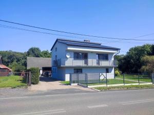 una casa blanca al lado de una carretera en Guest House close to Molo Resort, en Osiek