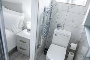 Baño pequeño con aseo y lavamanos en Superior Compact Studio Close to Amenities, en Leeds