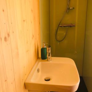 een witte wastafel in een badkamer met een douche bij Luciz’ in Hunawihr