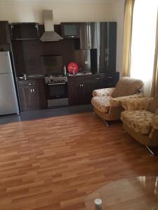 sala de estar con cocina con sofá y nevera en Nairi en Sevan