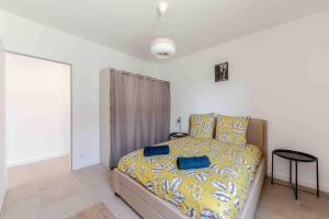 Een bed of bedden in een kamer bij -Golden jungle- Splendide maison neuve / climatisation/ dressing/ jardin