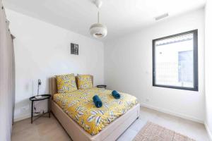 Un pat sau paturi într-o cameră la -Golden jungle- Splendide maison neuve / climatisation/ dressing/ jardin