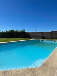 una gran piscina azul en un patio en Le Bain des Hirondelles, en Sprimont