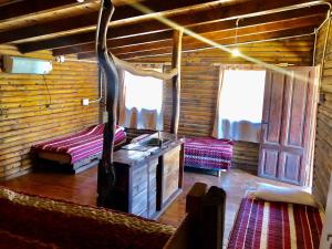 Habitación con 2 camas en una cabaña de madera en CABAÑAS COSTA RIBERA en Timbúes