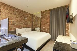 Säng eller sängar i ett rum på HERTZ Hotel