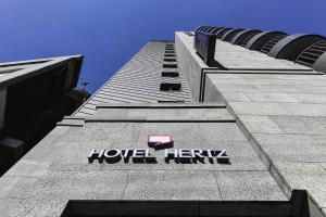 首爾的住宿－HERTZ Hotel，建筑的一侧有酒店治疗标志