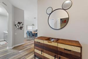 Habitación con tocador y espejo en la pared. en Mickey's Whimsical Wonderland, en Kissimmee