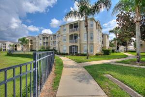 una casa con una recinzione accanto a un marciapiede di Mickey's Whimsical Wonderland a Kissimmee