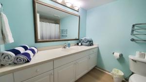ห้องน้ำของ Sunkissed-Modern Oceanfront Condo Daytona Beach