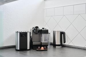 due macchine da caffè sedute sul pavimento in una stanza di Modernes ruhiges Apartment mit Ausblick nahe FernUni - Viele Parkplätze a Hagen