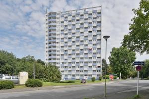 Un edificio alto sul lato di una strada di Modernes ruhiges Apartment mit Ausblick nahe FernUni - Viele Parkplätze a Hagen