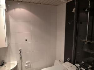 Ванная комната в Ruka Kuukkeli, one bedroom + loft