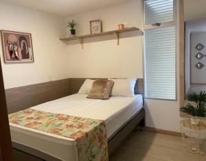 - une chambre avec un lit et une couverture dans l'établissement Apartamentos Avenida del malecón, frente al lago. Guatape, à Guatapé