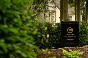 Cairn Lodge في أوتشتيرادر: علامة أمام منزل مع مبنى