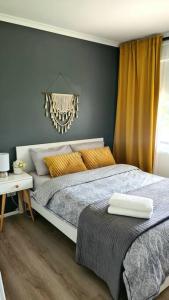 sypialnia z łóżkiem i żyrandolem w obiekcie Holiday home with fantastic location w mieście Springwood