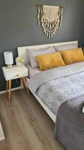 sypialnia z łóżkiem i stolikiem w obiekcie Holiday home with fantastic location w mieście Springwood