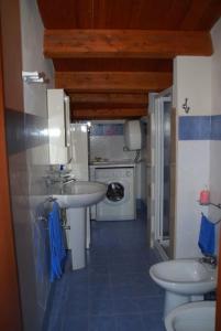 een kleine badkamer met 2 wastafels en een fornuis bij Casa Adelaide in Santa Croce Camerina