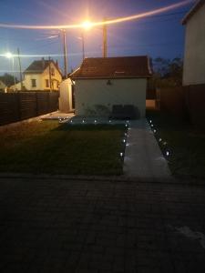 un patio trasero por la noche con una casa con luces en Maison SPA DISNEY, en Lagny