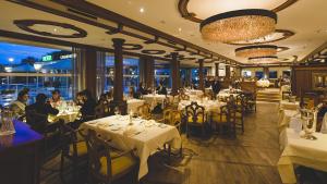 ein Restaurant mit weißen Tischen und Tischen in der Unterkunft Insel-Hotel Heilbronn in Heilbronn