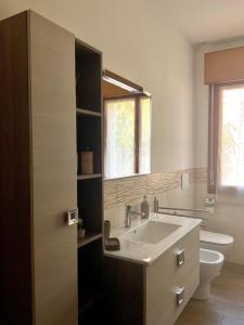 ein Bad mit einem Waschbecken und einem WC in der Unterkunft CASA FEDERICA in Marghera