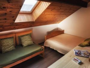 Pokój na poddaszu z 2 łóżkami i oknem w obiekcie Maison Corrençon-en-Vercors, 4 pièces, 7 personnes - FR-1-515-182 w mieście Corrençon-en-Vercors