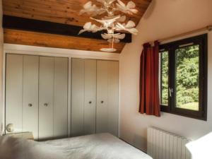 um quarto com uma cama e um tecto em Maison Corrençon-en-Vercors, 4 pièces, 7 personnes - FR-1-515-182 em Corrençon-en-Vercors