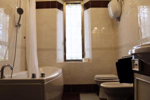 a bathroom with a toilet and a tub and a sink at il nuvoloso in Città della Pieve