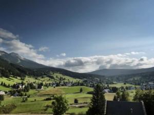 uma vista para um vale verde com montanhas em Maison Corrençon-en-Vercors, 4 pièces, 7 personnes - FR-1-515-182 em Corrençon-en-Vercors