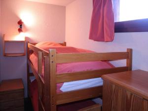 a small bedroom with a bunk bed and a table at Appartement Les Orres, 3 pièces, 6 personnes - FR-1-322-532 in Les Orres