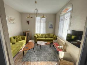 ein Wohnzimmer mit Couch und Fernseher in der Unterkunft Charmant Gîte Familial avec Jardin Privatif et Confort Moderne, au Cœur de la Touraine - FR-1-381-550 in Sepmes