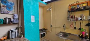 Kuchyň nebo kuchyňský kout v ubytování Quarto 100m da praia Pereque