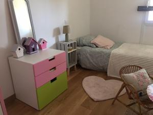 een slaapkamer met een dressoir en een bed met een spiegel bij Maison La Bernerie-en-Retz, 5 pièces, 7 personnes - FR-1-612-126 in La Bernerie-en-Retz