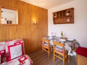 - une salle à manger avec une table, des chaises et un canapé dans l'établissement Appartement Valmorel, 2 pièces, 4 personnes - FR-1-291-895, à Valmorel