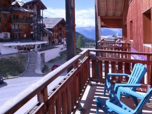 two blue chairs sitting on a balcony of a building at Appartement Les Orres, 2 pièces, 8 personnes - FR-1-322-533 in Les Orres