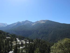 vistas a un valle con árboles y montañas en Appartement Les Orres, 1 pièce, 6 personnes - FR-1-322-534, en Les Orres