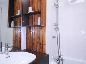 y baño con lavabo y ducha. en Appartement Les Orres, 1 pièce, 6 personnes - FR-1-322-534, en Les Orres