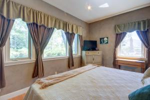 1 dormitorio con 1 cama y 2 ventanas en Riverfront Livingston House in Paradise Valley!, en Livingston